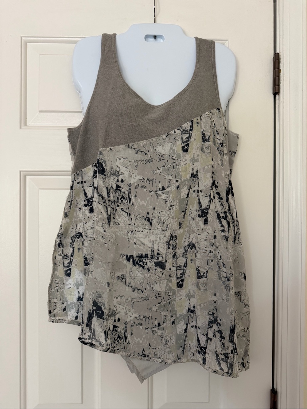 Stella Carakasi Flowy Asymmetrical Tank Top Gray Abstract Print L Lightweight